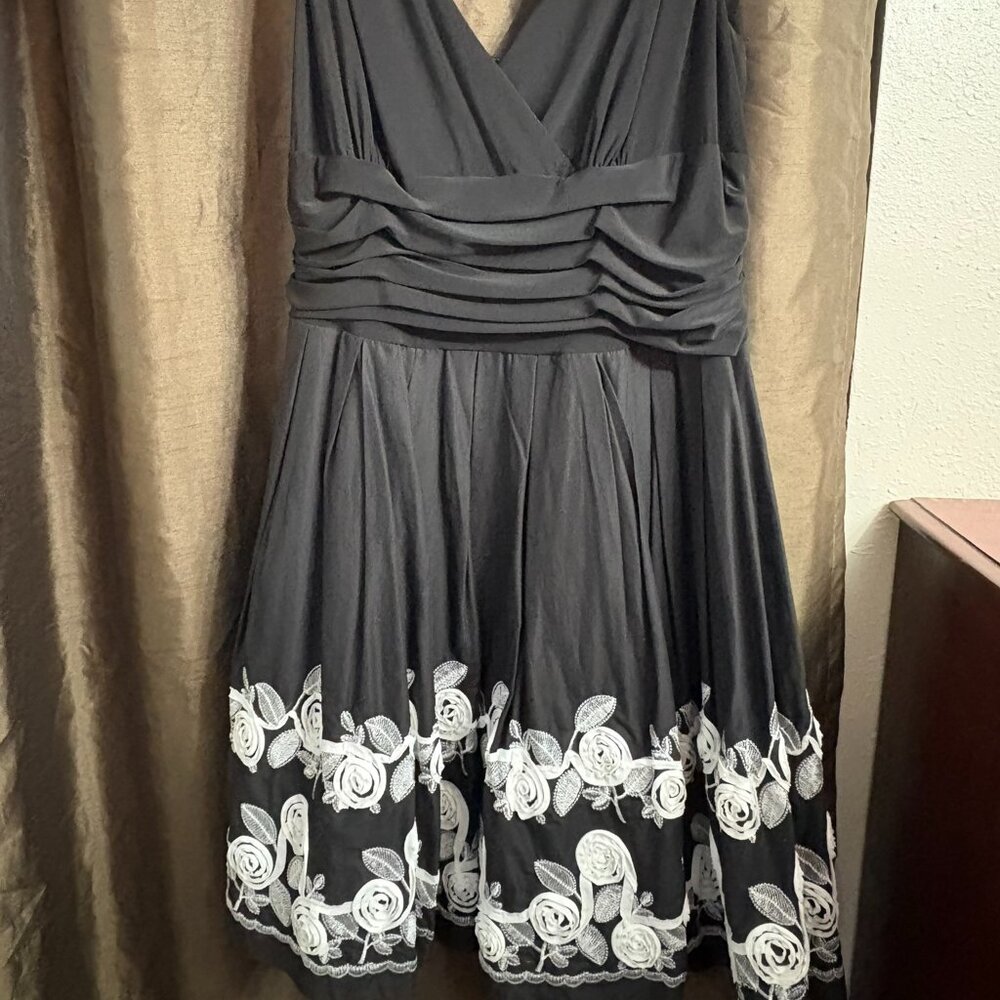 Floral Sleeveless Knee Length Dress